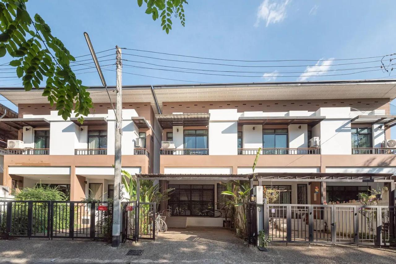 Loft Style Townhouse Near Old City Chiang Mai Exterior foto
